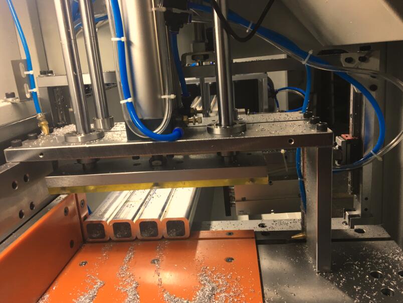 【無錫】選擇鄧氏高效全自動鋁材切割機，用于方形鋁管手機外殼材料切割